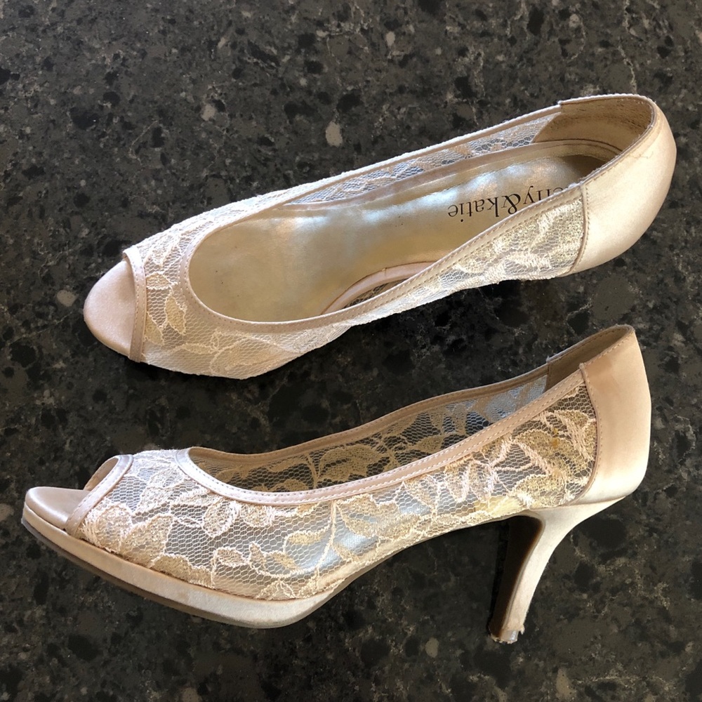 Kelly & Katie Size 7.5 Gold Lace Open Toe Pumps